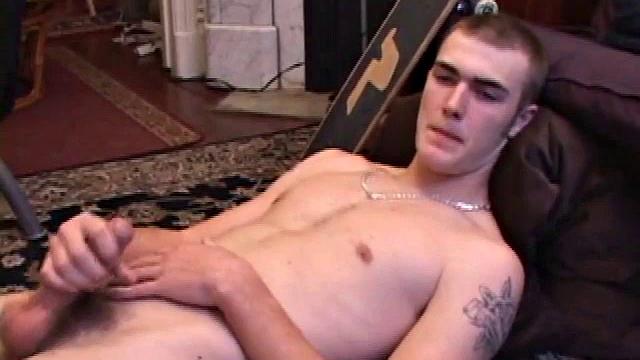 Кристиан Уайлд играет соло и шутит, что ему нужна рука помощи
