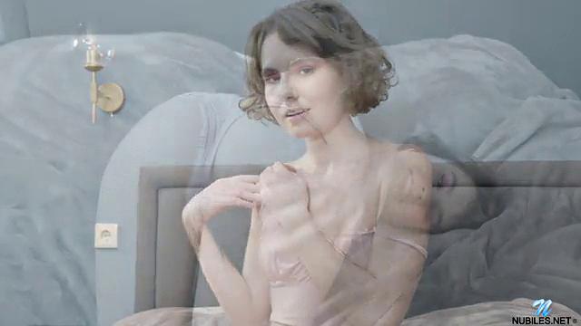 Дарси Дарк трогает маленькие сиськи и нежно играет с выбритой киской