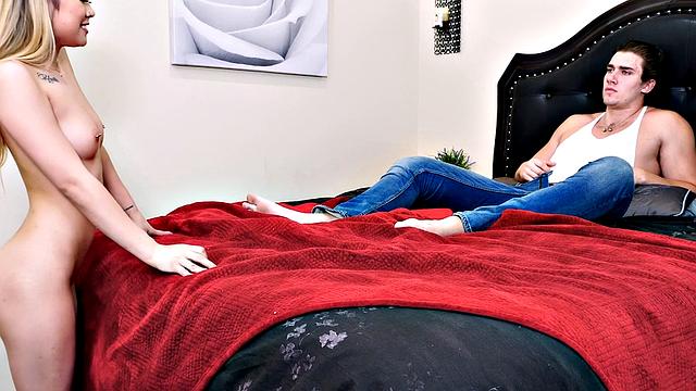 Четыре подруги в одной кровати: кто кого переплюнет в позах и шутках?