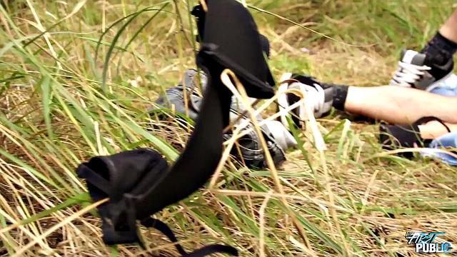 Slim girlfriend gets fucked outdoors