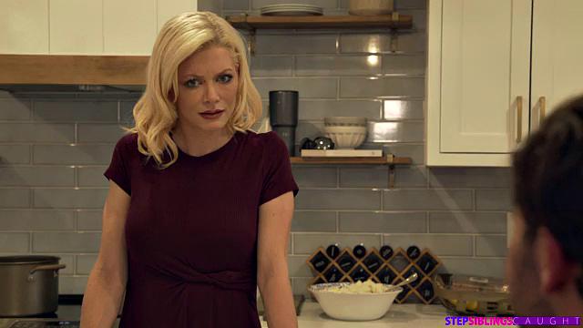 смотри, как кэти куш учит сводного брата жестко трахать себя и подругу