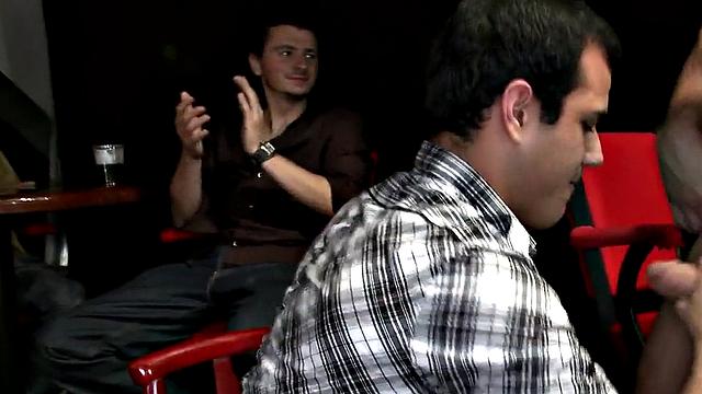 маскированный стриптизёр доводит гостя до оргазма горячим минетом и мощным финалом