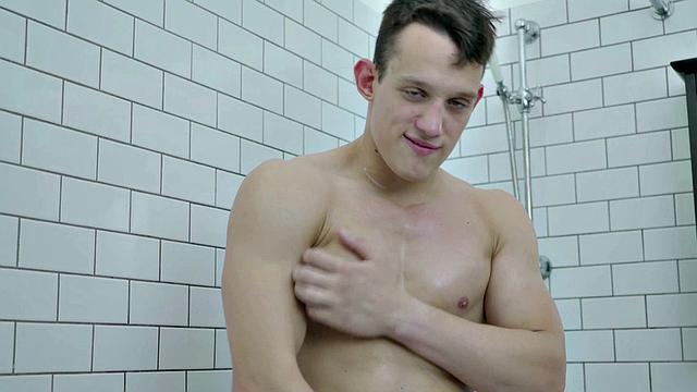 качок дрочит в душе, гантели сегодня отдыхают