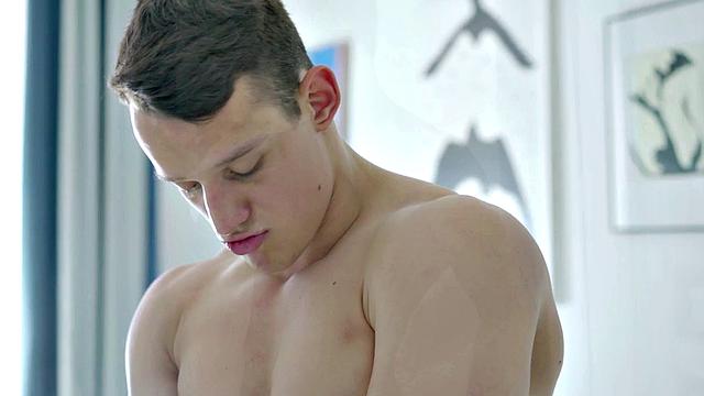 Ripped stud showing off body and wanking before cumming