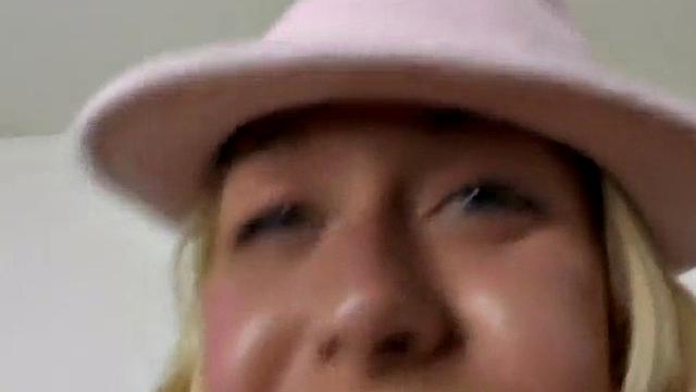 Блондинка опять в позе, но сливки всё равно летят на лицо