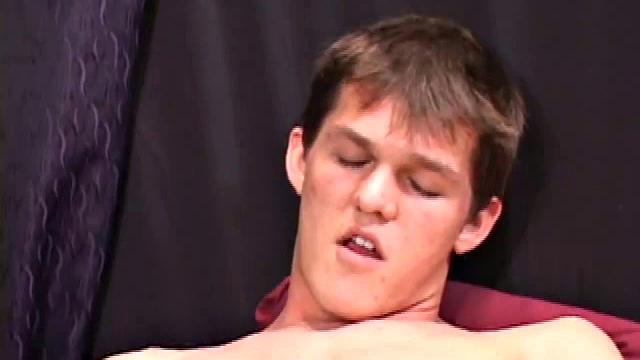 Ник сосёт огромный член в дырке и получает горячий заряд на лицо