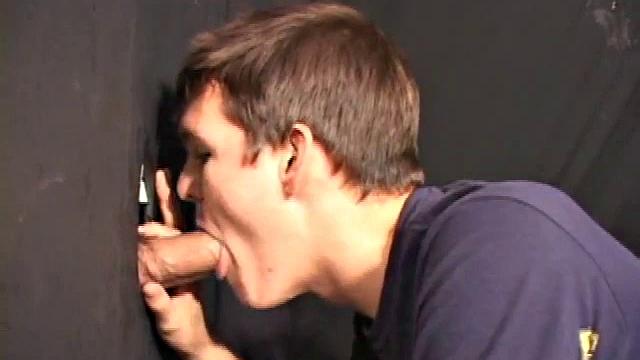 Ник сосёт огромный член в дырке и получает горячий заряд на лицо