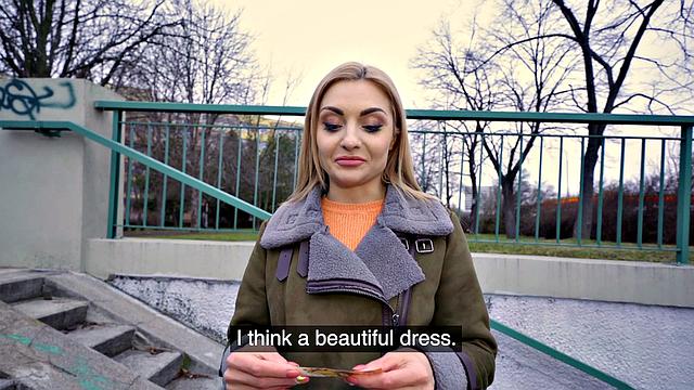 жадная блондинка трясет сиськами за евро и получает мощный трах