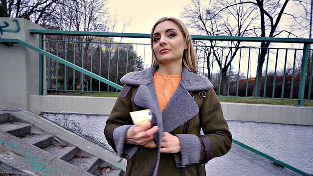 жадная блондинка трясет сиськами за евро и получает мощный трах