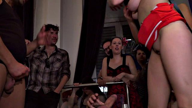 Пышногрудая заводит публику, пока зеваки зависают рядом