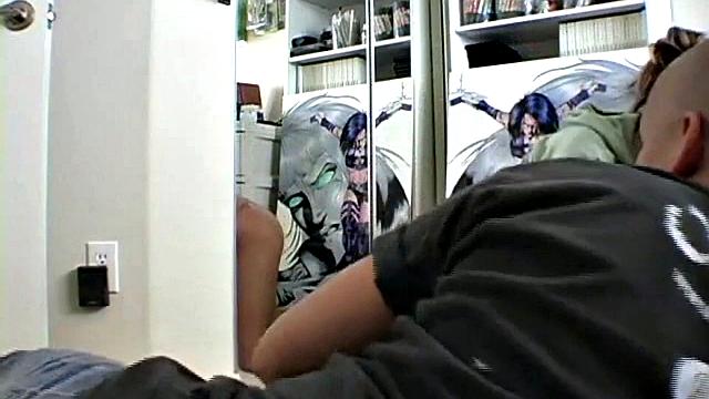 Келли показывает сиськи на фотосессии и принимает сперму в лицо на стуле с анальным финалом и приколами за кадром.