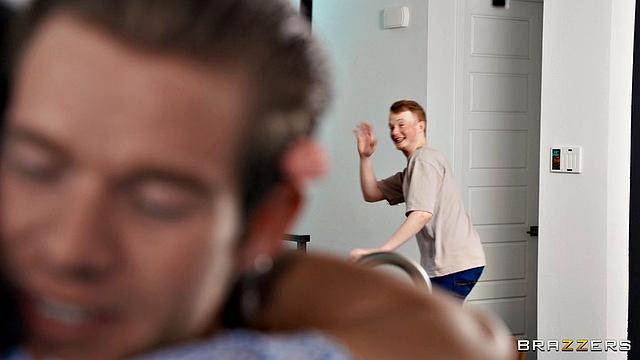 зрелая трахается с другом сына прямо на день матери