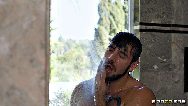 Лола Морена не удержалась и отсосала Данте Колле в душе, а потом дала ему в спальне.