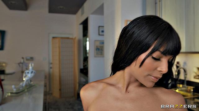 Лола Морена не удержалась и отсосала Данте Колле в душе, а потом дала ему в спальне.