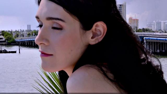 худенькая брюнетка играет с киской и сосет себе пальцы на ногах