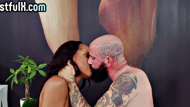 Ebony MILFs got smashed 3way by lucky guy