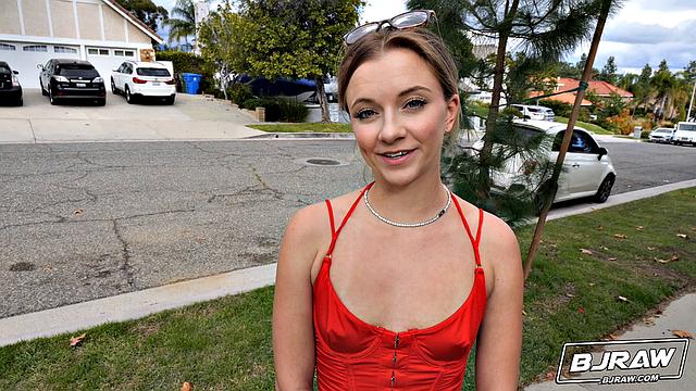 Райли заглатывает член глубоко в горло и кончает на лицо, пока играет с игрушками и лижет яйца.