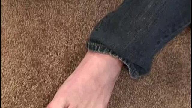 мускулистый каменщик дрочит и показывает тело