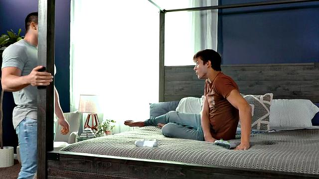 Muscled stud fucks asshole at home after kissing