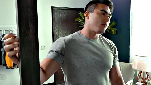 Muscled stud fucks asshole at home after kissing