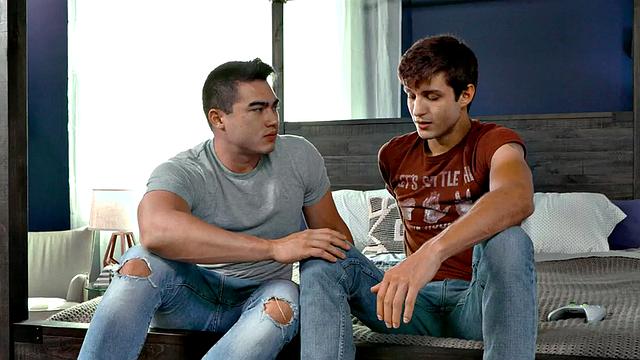 Muscled stud fucks asshole at home after kissing