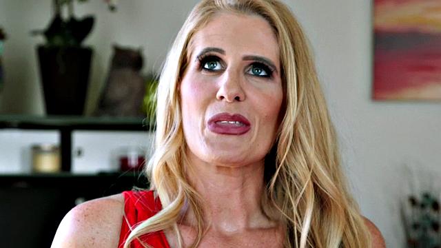 разведённая мамка из медвуза решила показать всему интернету, как мастурбировать правильно