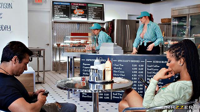 Клиентка и кассирша устроили драку и секс втроём в закусочной с Abigaiil Morris, Connie Perignon и Kira Noir.