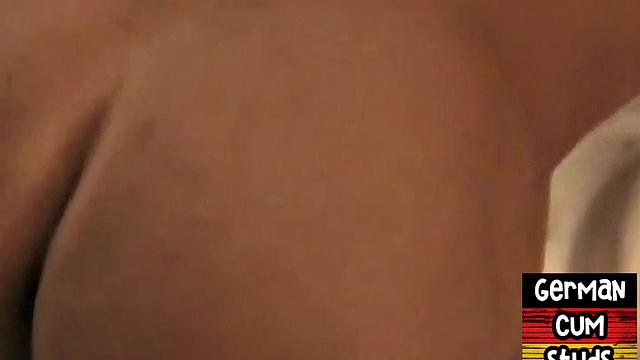немцы трахаются без гондона в домашнем тройничке