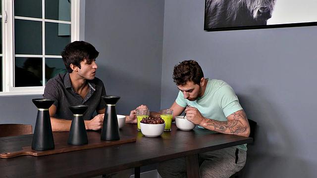 Cocksucking studs bred by tattooed stud in threeway