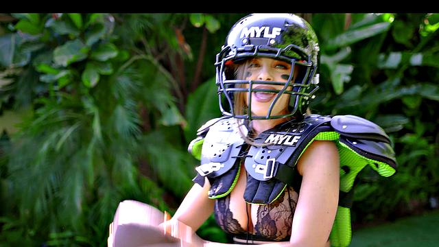 бритни амбер - блондинистая милфа, после неё нужен отпуск