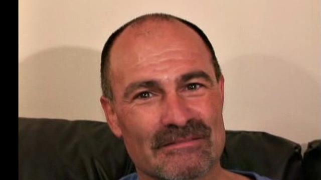 Тед яростно дрочит член и мощно кончает