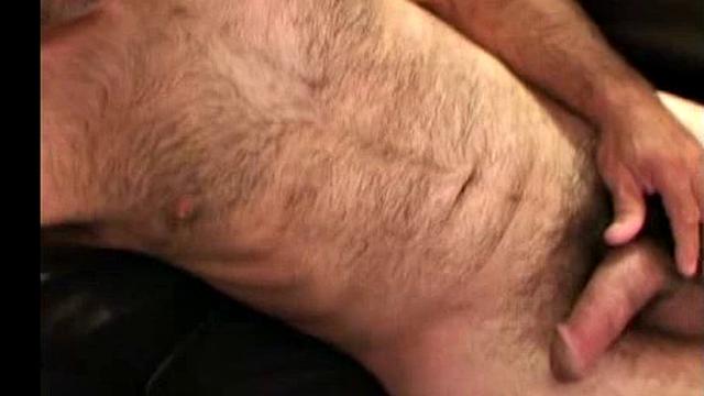 Тед яростно дрочит член и мощно кончает