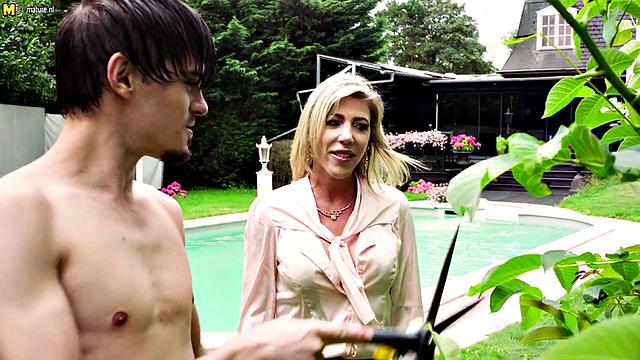 зрелая хозяйка трахается с садовником и сосет его