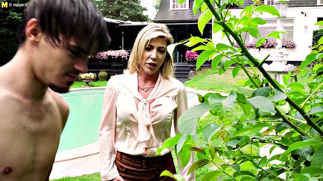 зрелая хозяйка трахается с садовником и сосет его