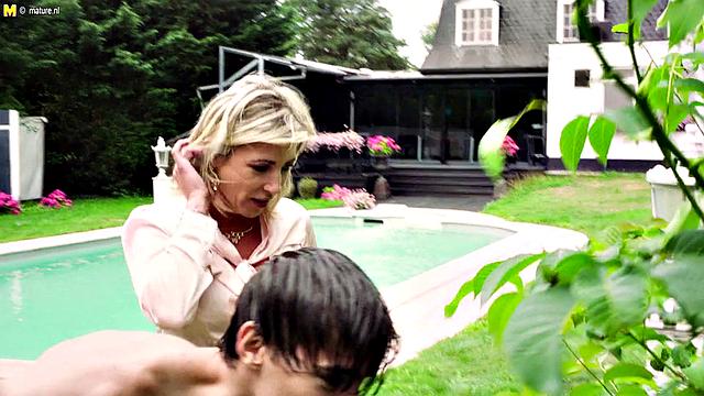 зрелая хозяйка трахается с садовником и сосет его