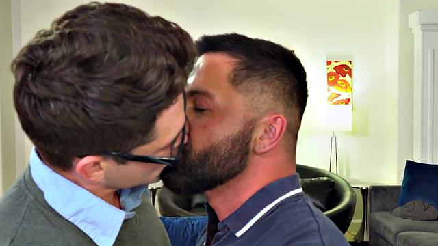 Nerdy dude gives blowjob before fisting hunky bear for a hot load