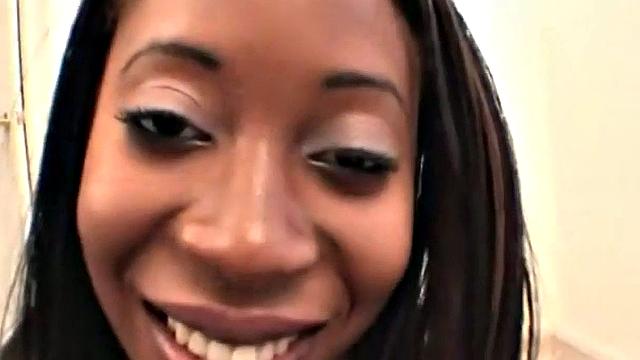 чёрная тинейджерша сосёт и трахается с белым парнем