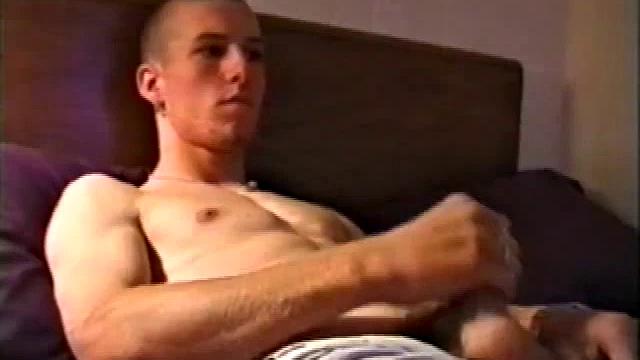 Адам дрочит толстый член и жестко трахает себя дилдо