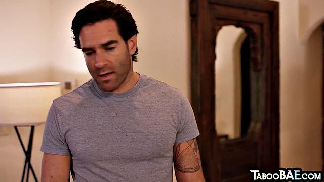 Зрелая татуированная мамка с большими сиськами отдается парню и получает кунилингус перед сексом.