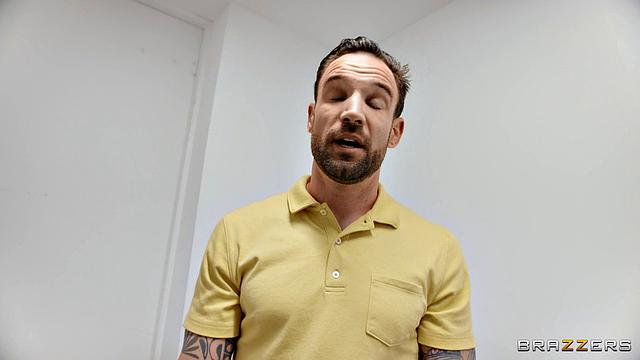 Завис с начальницей в лестничной клетке - работа пошла на пользу обоим!