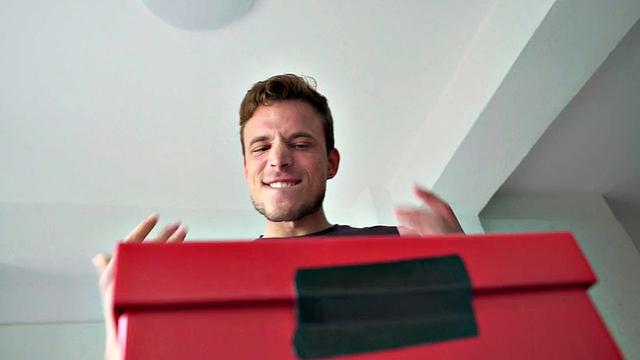 Рыжая сводная сестра решила развлечься с Павлосом и новым девайсом, ну кто бы устоял?