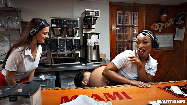 две развратные официантки трахаются с клиентом прямо в ресторане