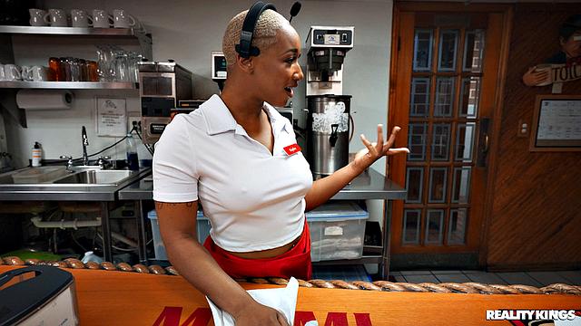 две развратные официантки трахаются с клиентом прямо в ресторане