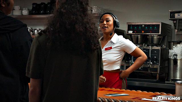 две развратные официантки трахаются с клиентом прямо в ресторане