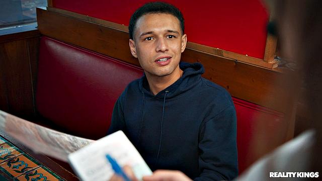 две развратные официантки трахаются с клиентом прямо в ресторане