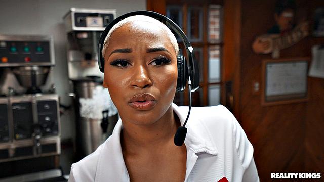 две развратные официантки трахаются с клиентом прямо в ресторане