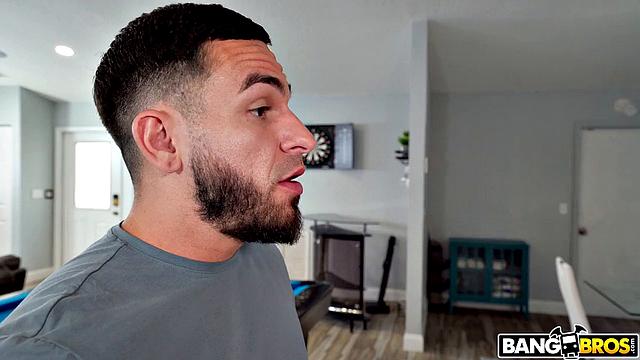 Harley King пришла к подруге, а трахнулась с её братом ради кайфа от её жопы.