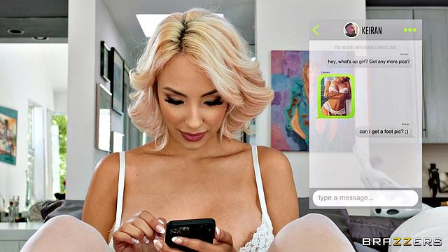 Блондинка изменяет мужу и трахается с любовником в доме пока тот спит.