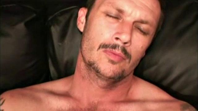 кевин доказывает, что держит слово и любит мужской секс