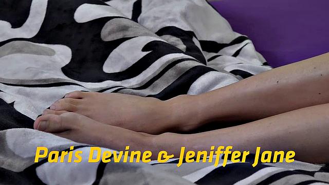 две девчонки балуются игрушками и писают в постели